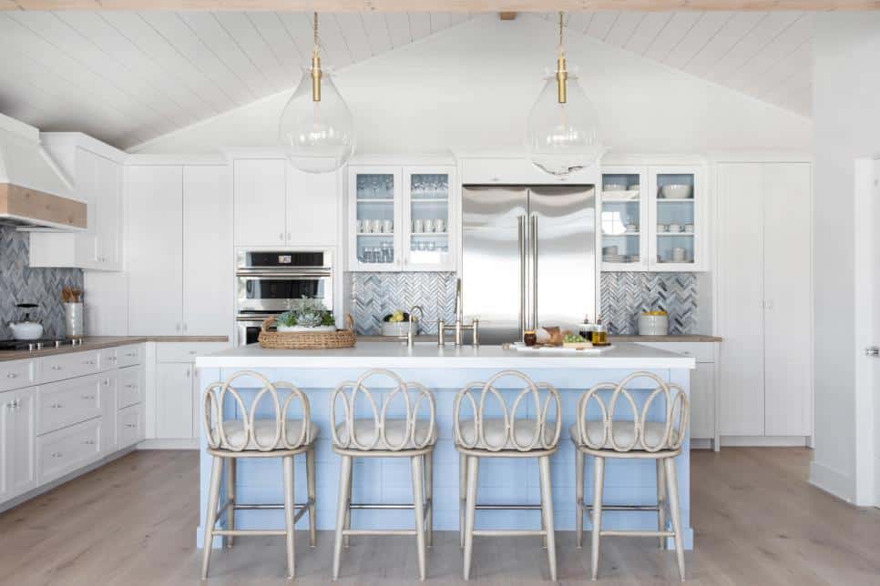 Luminous, sparkling, and stunningly lovely, coastal kitchens 