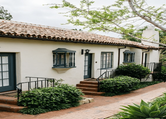  Small-Sized Windows & Large Carved Doors