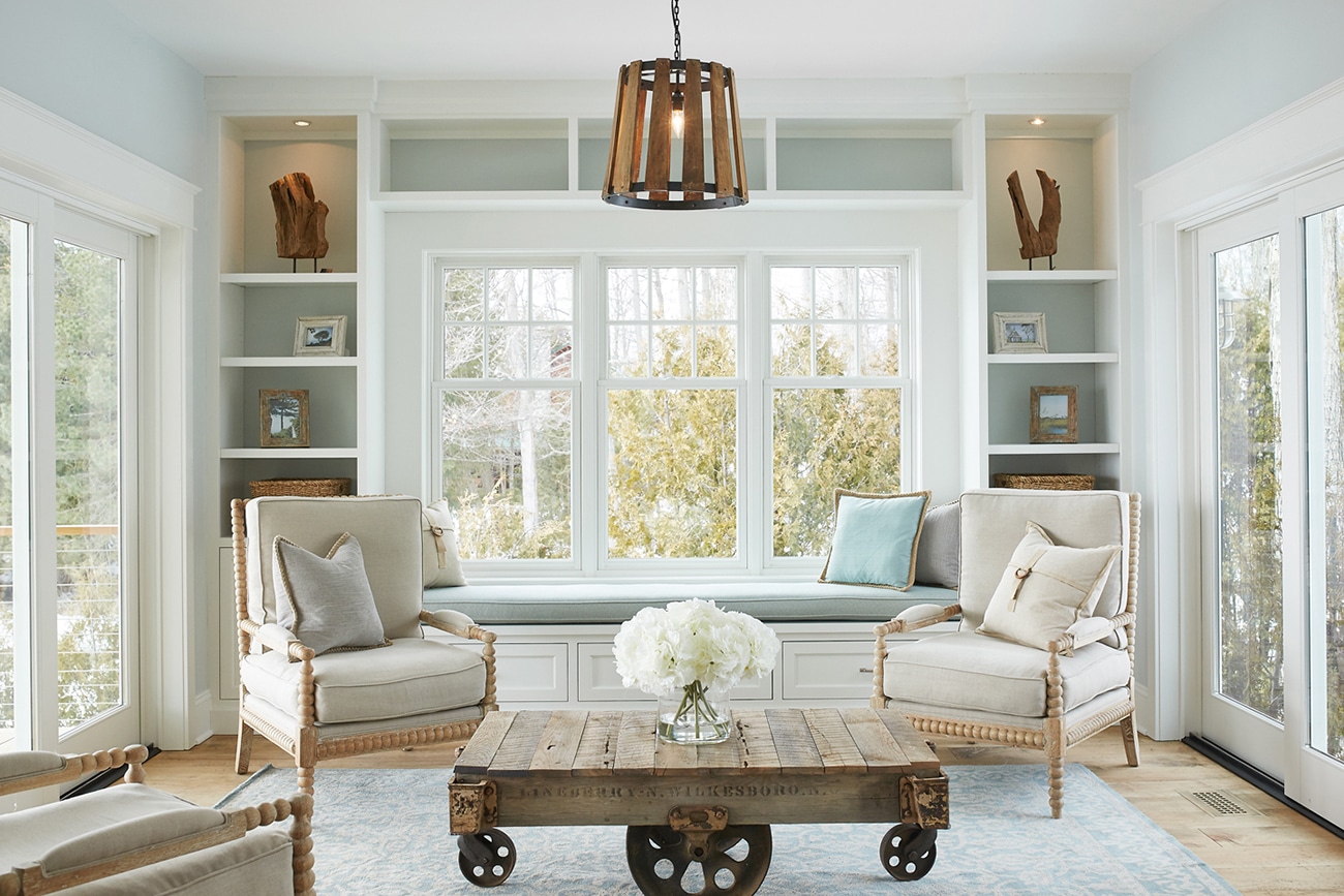 Which Colors Are Best for a Serene Lake House Ambiance