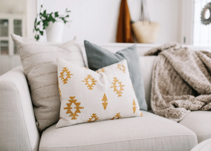  Cushions, Throw Pillows and Throw Blankets