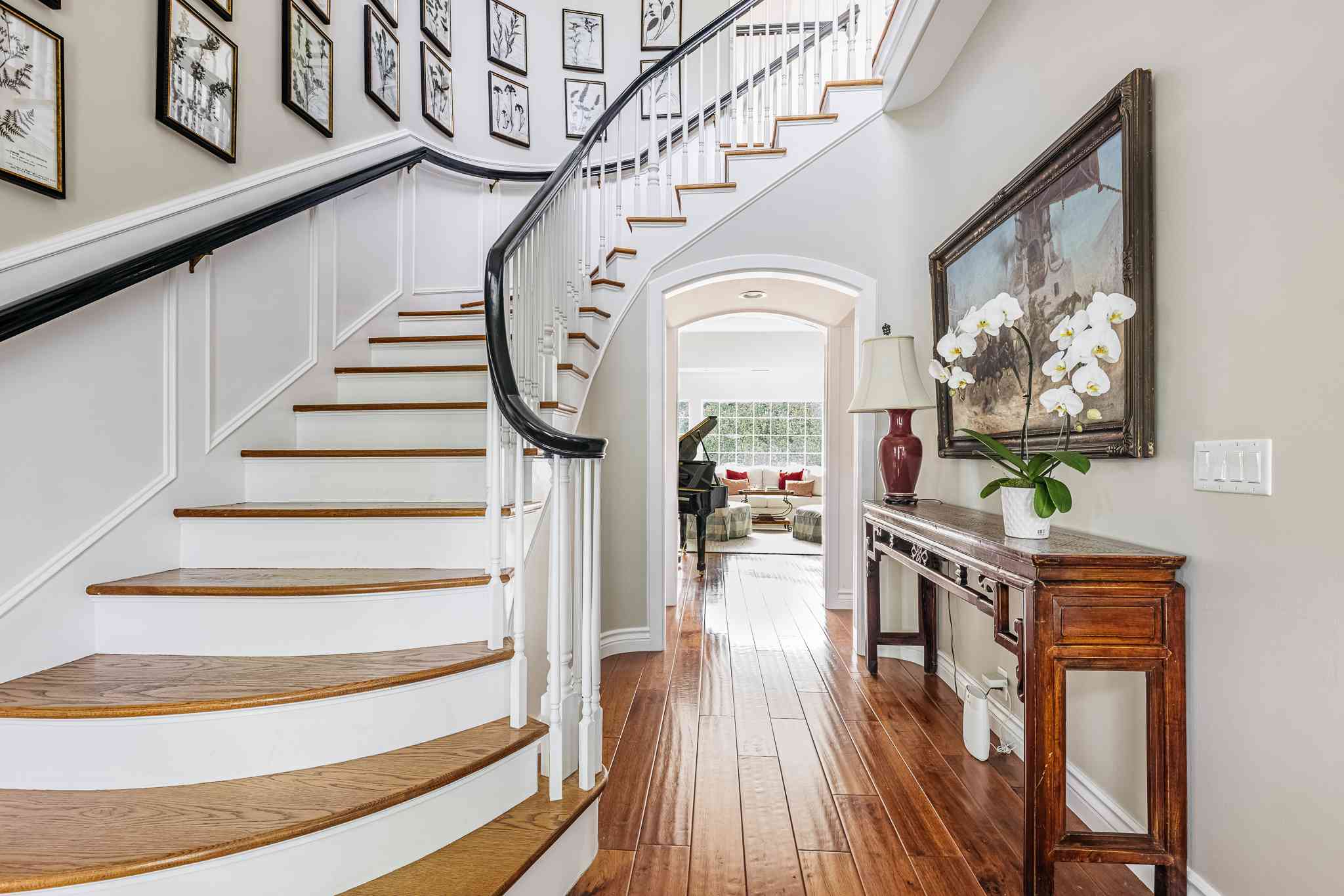 What are the top trends in stairs landing decor for the current year?