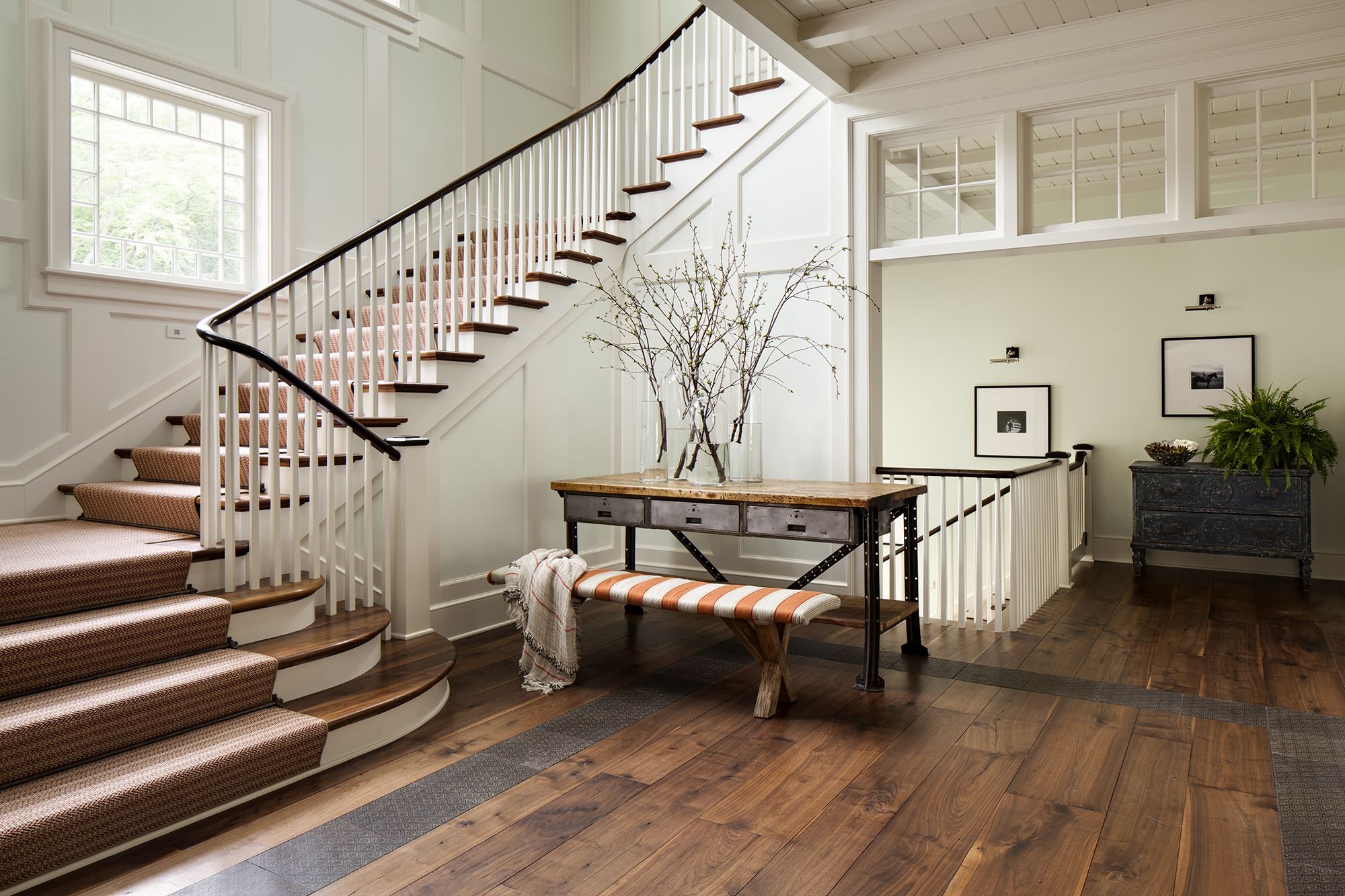 What Are the Trends in Staircase Decor