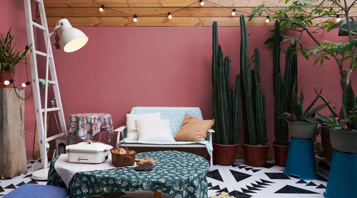 Decorated dining environment, on the outdoor balcony